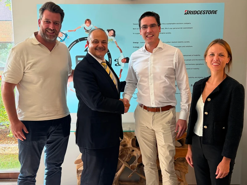 Foto de grupo tras el acuerdo por el que Bridgestone implanta su plataforma digital easytrack en SR Technics Spain. Foto: Bridgestone 